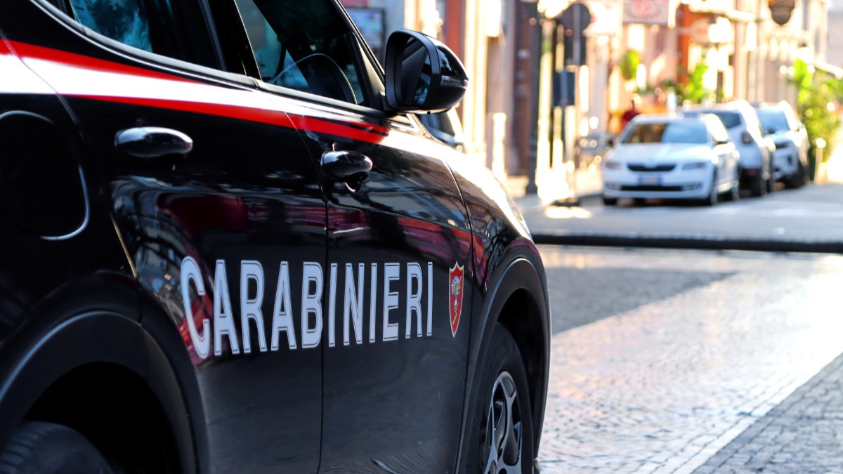 În imagine este ilustrată o mașină de carabinieri