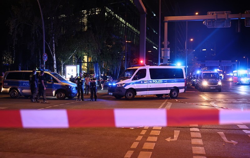 Suspectul care a intrat cu mașina în mulțime la parada Pride din Berlin este căutat de poliție. Bilanț: un mort și 16 răniți