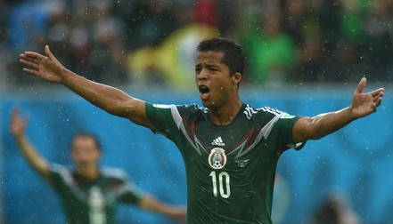 Arbitrul i-a anulat, pe nedrept, două reuşite mexicanului Giovanni Dos Santos. Foto: EPA