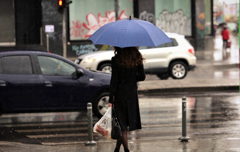 Cod galben de ploi torențiale în 19 județe. Harta zonelor vizate de alerta meteo