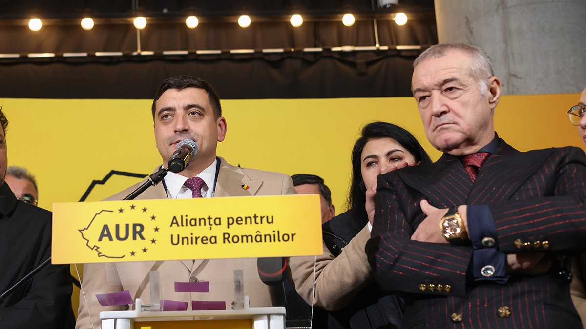 George Simion, președintele AUR și candidatul formațiunii la alegerile prezidențiale, susține declarații de presă alături de membrii partidului după anunțarea rezultatelor exit-poll, în București, 24 noiembrie 2024