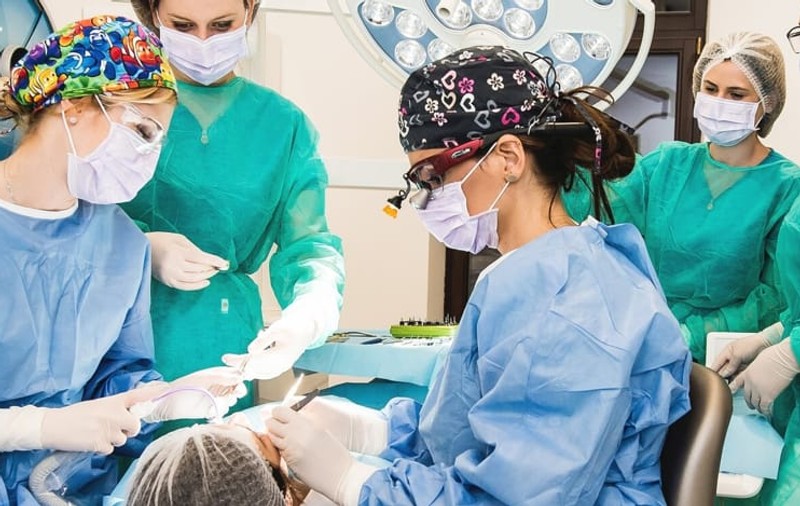 Proteza Dentară Fixă cu 4 şi 6 Implanturi: Soluţia ideală pentru zâmbetul perfect