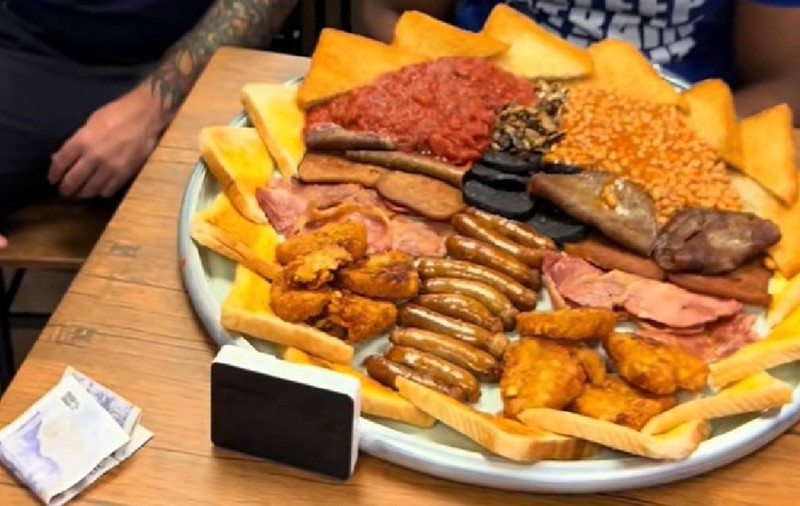 A terminat un mic dejun „de neterminat” în mai puțin de 14 minute, în provocarea culinară care a devenit virală: „Nu există premii pentru locul doi” | VIDEO