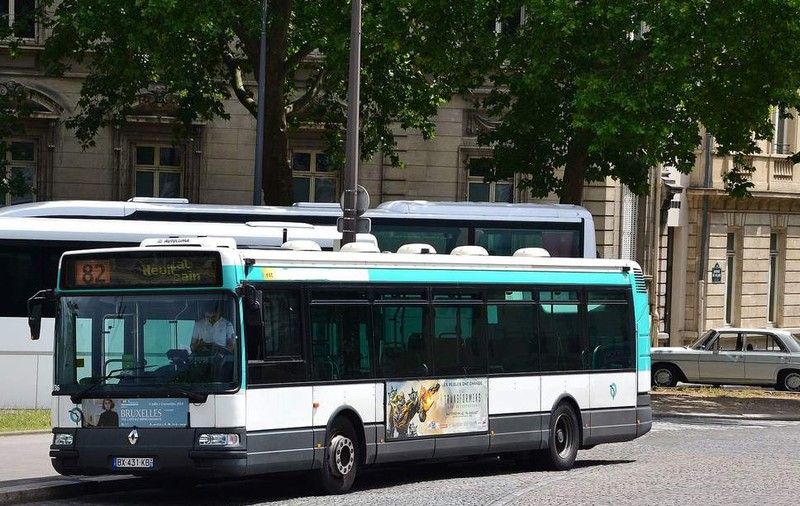 Șoferul unui autobuz s-a enervat când a văzut că nimeni nu-i face loc în mașină unui bărbat în scaun cu rotile. Gestul său a devenit viral