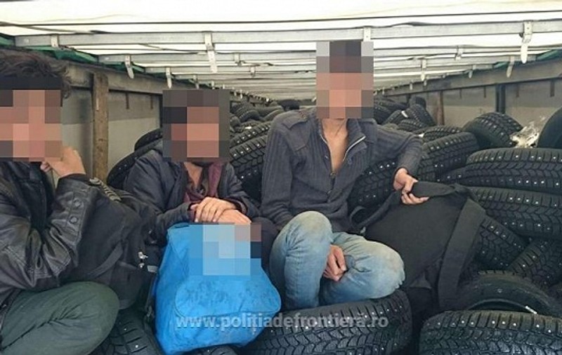 Polițiștii de frontieră din Satu Mare au reținut trei cetățeni afgani, ascunși într-un camion cu pneuri. Doi dintre ei erau minori