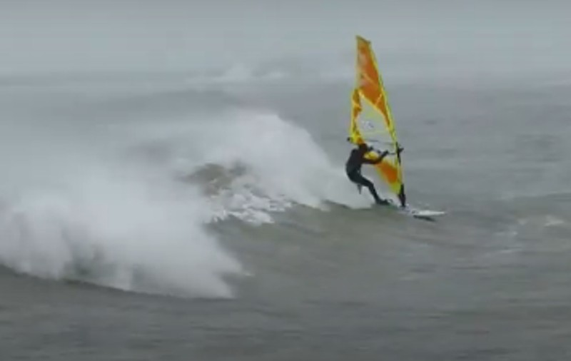VIDEO | Doi constănțeni au făcut windsurfing în plin cod portocaliu de viscol