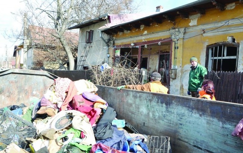 Bătrână găsită în stare de putrefacție printre gunoaiele din propria casă