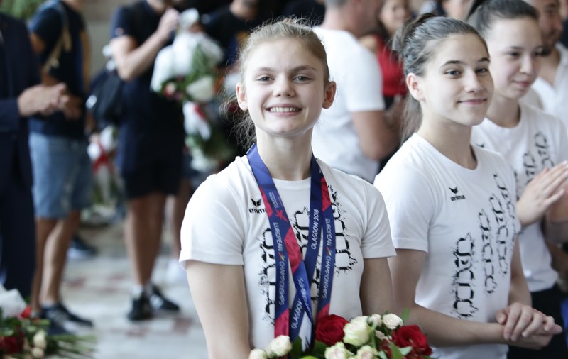 Au venit campioanele și campionii! Unii plâng, alții fac haz de necaz. Așteptați de funcționarul ”Tricoaie”. A tăcut mâlc ca să nu gafeze iar! / FOTO&VIDEO