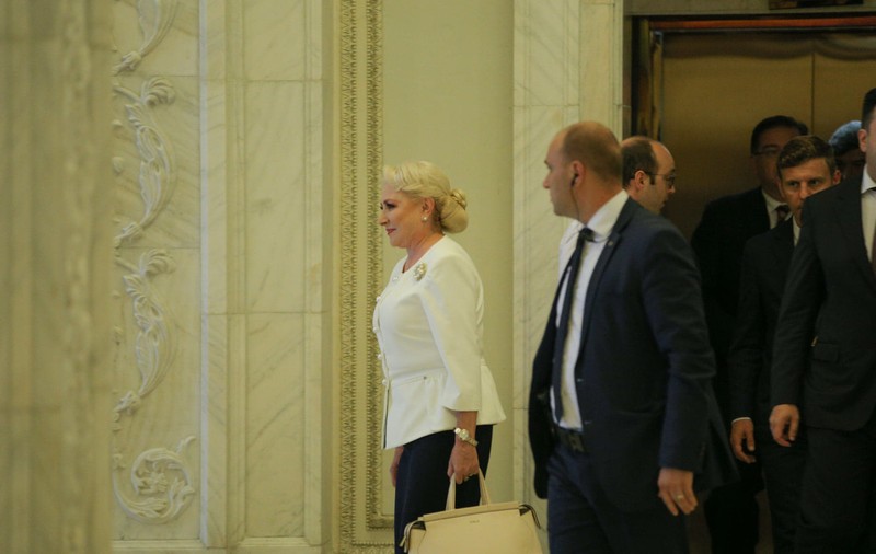 UPDATE| Viorica Dăncilă nu a ajuns la întâlnirea cu senatorii PSD. Şerban Nicolae a ameninţat cu demisia, dacă i se impune să îl susţină pe Mugur Isărescu la BNR
