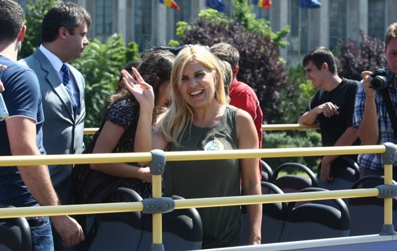 Ia uite ce face Udrea când se plimbă cu autobuzul prin Bucureşti
