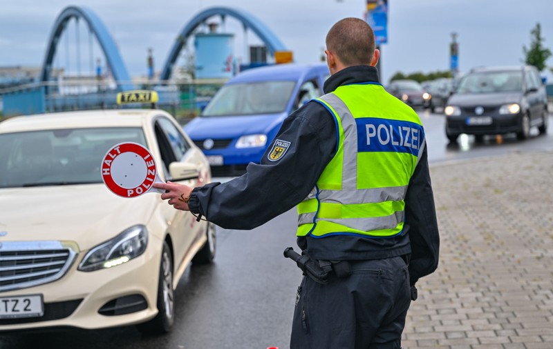 Un șofer care a depășit mașina de poliție cu 200 km/h a rămas definitiv fără permis și riscă să ajungă și la închisoare, în Germania