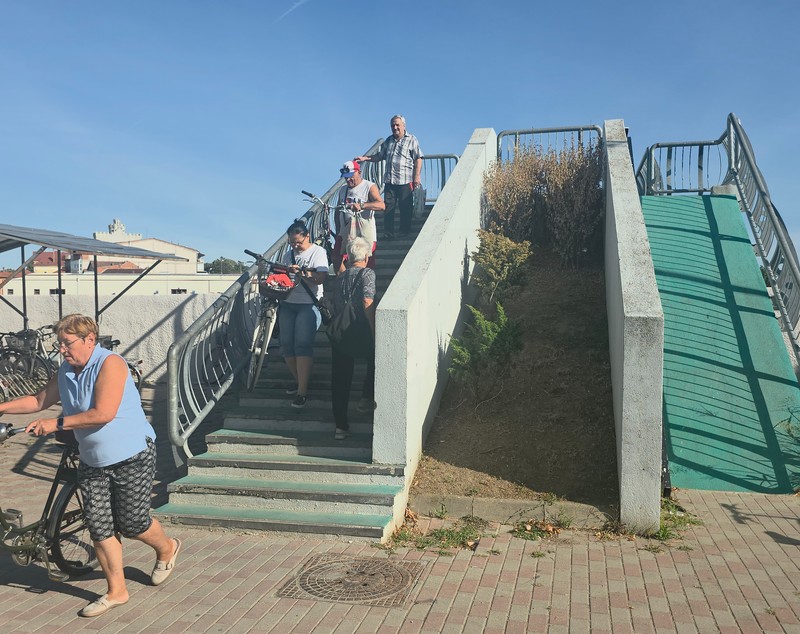 Pod pietonal inaugurat cu alai de fruntași PSD, inaccesibil oamenilor cu dizabilități, bicicliștilor, mamelor cu copii