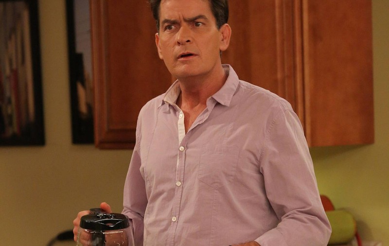 Charlie Sheen a fost cel mai tare! Vezi cum a transforat actorul celebrul joc "Ice Bucket Challenge" şi provocarea pe care i-a dat-o lui Ashton Kutcher! | VIDEO