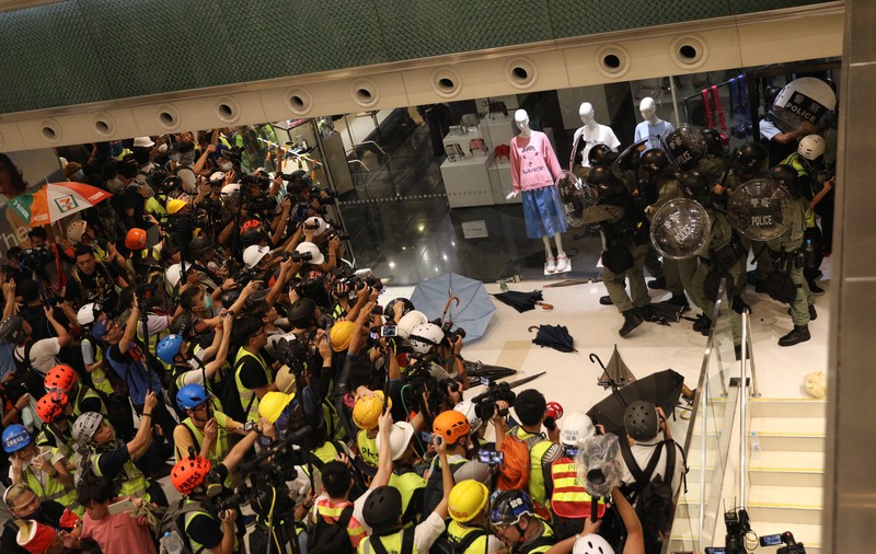 FOTO | Confruntări între poliţie şi manifestanţi în timpul unei noi demonstrații uriaşe în Hong Kong