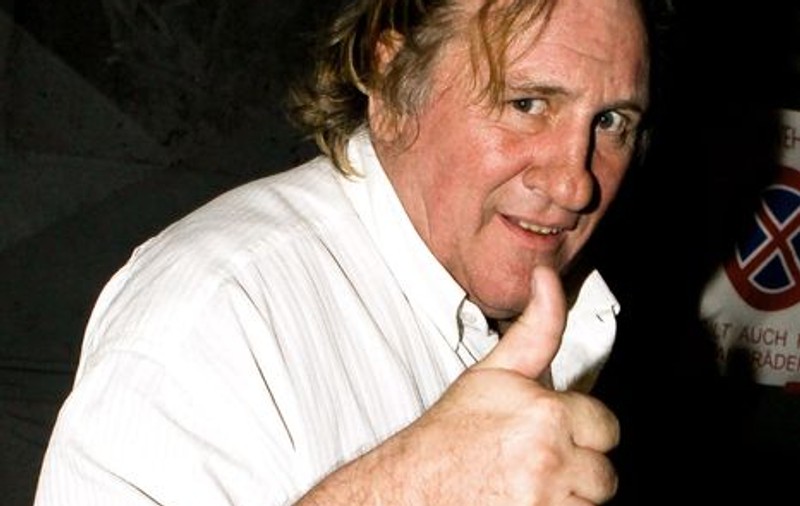 Gérard Depardieu a urinat pe culoarul unui avion, în fața pasagerilor