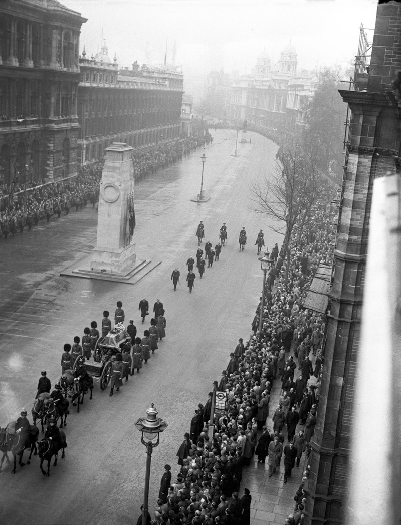Sicriul cu trupul regelui George al VI-lea, în procesiune pe lângă Cenotaful din Whitehall. Foto: Profimedia