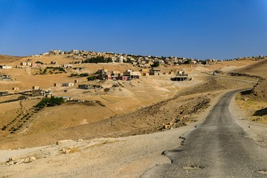 Vedere către o parte din satul de beduini 'Arab al-Rashayida din Deșertul Iudeei