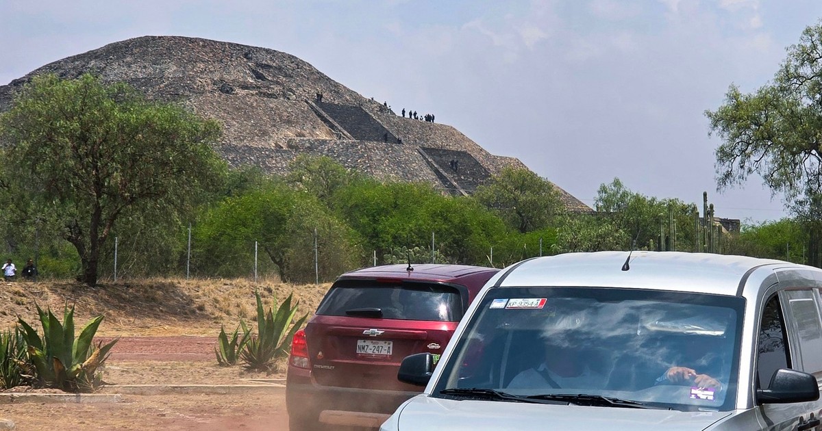 Poliția, mobilizată la Piramida Lunii din situl arheologic Teotihuacan Foto: Profimedia