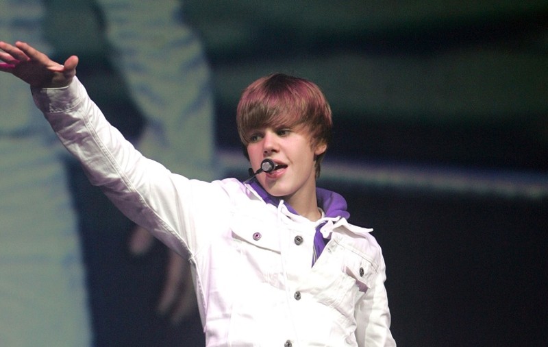 Video | Justin Bieber, lovit cu o sticlă în cap la un concert 