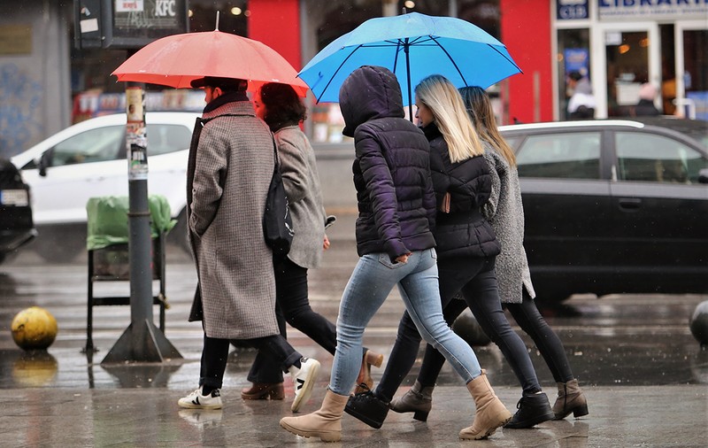 Aproape toată țara, sub avertizare de vreme rea: ploi, vânt puternic și chiar ninsori la munte. Cum va fi în București