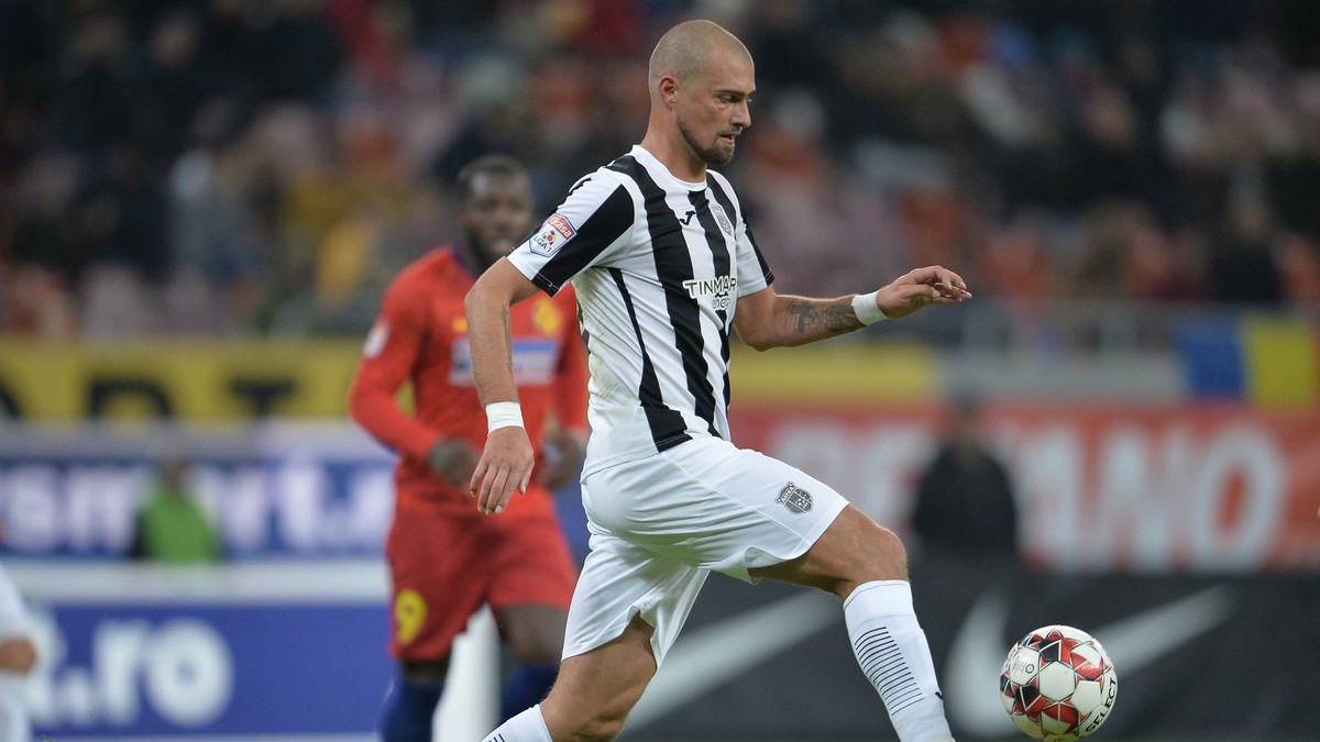 Astra Giurgiu a urcat pe primul loc în Liga 1, după victoria de duminică, de pe teren propriu, 1-0, cu CS Universitatea Craiova. Trupa din Giurgiu a profitat și de înfrângerea fostului lider, CFR Cluj, 1-2, la Botoșani și a preluat șefia în clasament, după 20 de etape.
