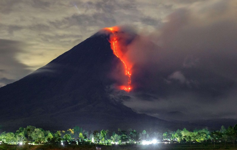 FOTO | Vulcanul Semeru din Indonezia a erupt. Coloane de fum și cenușă înalte de aproape 5,6 kilometri deasupra insulei Java