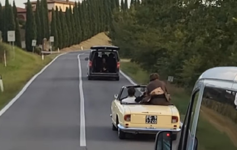 Damaiano David, solistul de la Maneskin, într-o mașină de epocă, pe o șosea din Toscana