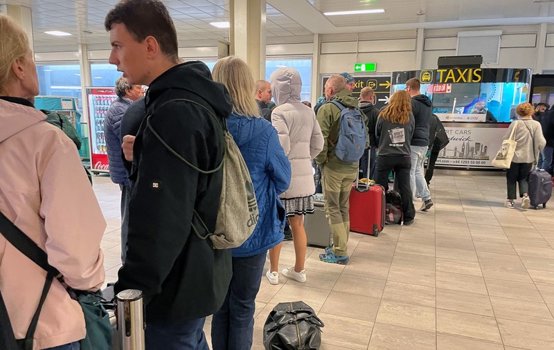 Aeroportul Gatwick, nevoit să se închidă aproape o oră din cauza unei „drone suspecte”. Câte zboruri au fost afectate