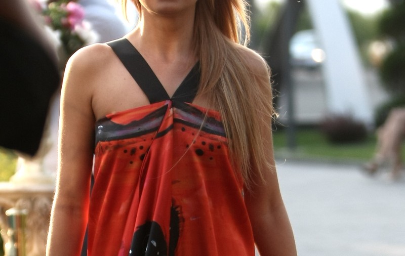 Sylvia, CU ROCHIA DESFĂCUTĂ, în public! A vrut să îşi arate spatele | FOTO