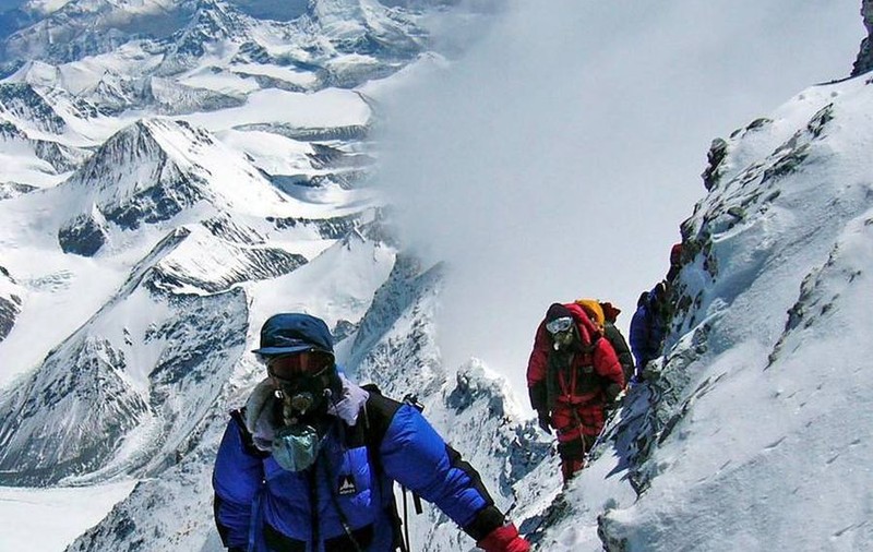 UPDATE| TRAGEDIE! 12 MORŢI pe EVEREST, ÎN URMA unei AVALANŞE!