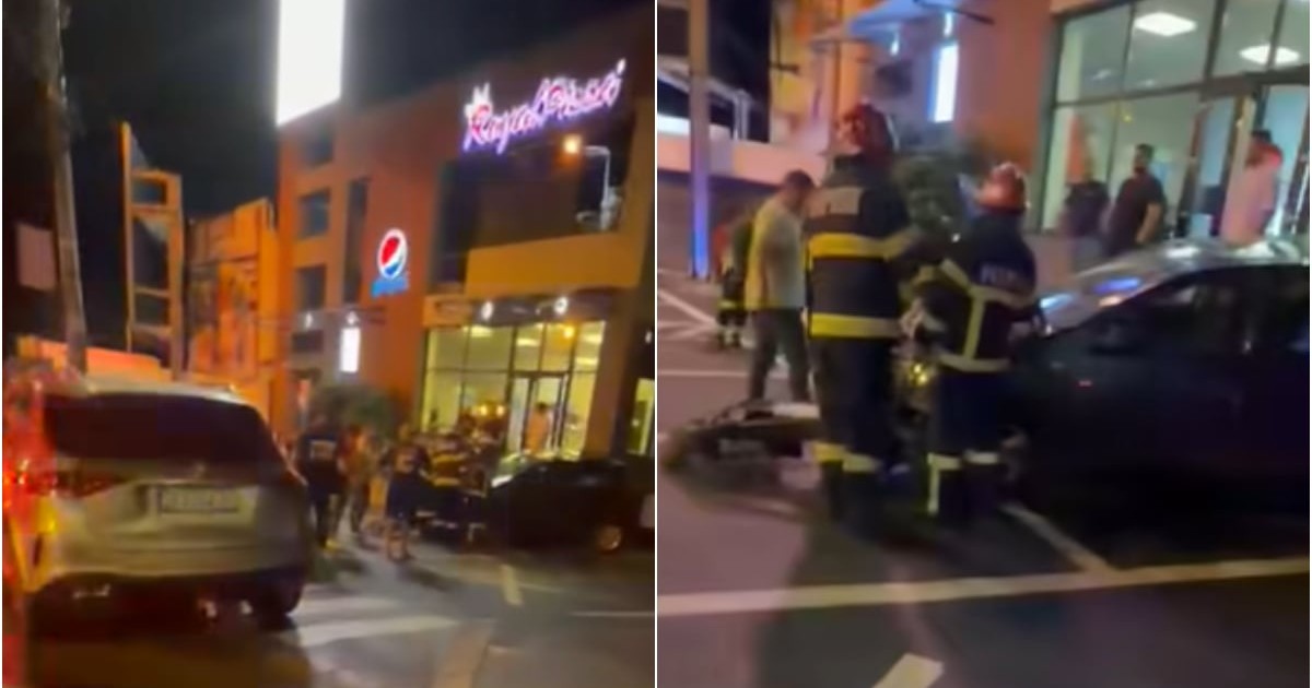 Imaginea surprinde intervenția echipajelor de urgență pe o stradă din oraș, în fața unei pizzerii, după un accident rutier petrecut pe timpul nopții. În zonă se observă mai multe autoturisme avariate, iar pompierii și polițiștii evaluează situația și acordă sprijin persoanelor i