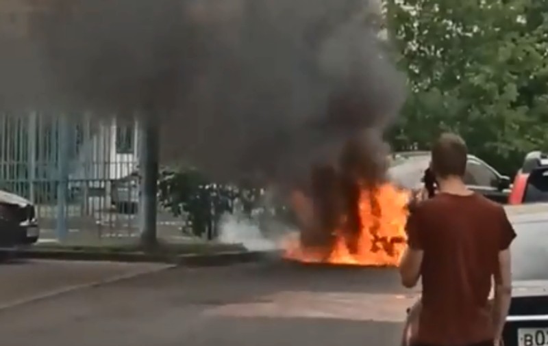 Mașina de lux a responsabilului cu cenzura militară din Rusia, incendiată la Moscova