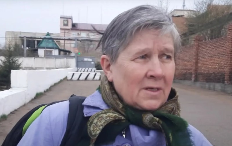 O pensionară rusă a petrecut trei ani în închisoare după ce a protestat împotriva războiului. Ce a așteptat-o la revenirea acasă