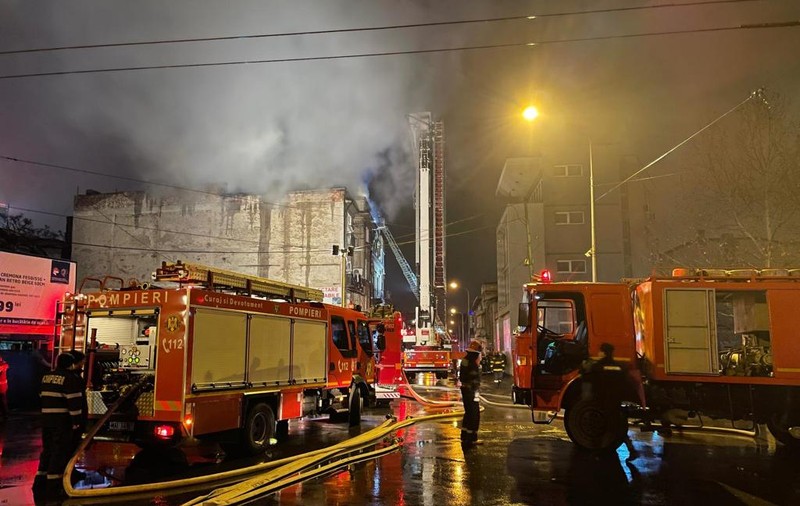 VIDEO | Incendiu violent într-un imobil de lângă Gara de Nord din București. Pompierii au intervenit cu 11 autospeciale