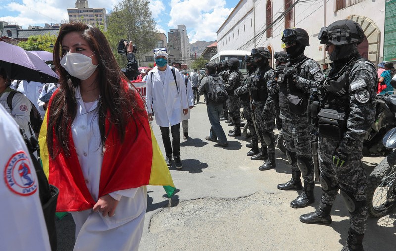 Mai mulți studenți din Bolivia au murit, după ce au căzut de la etajul patru al unei universități, în urma unei busculade