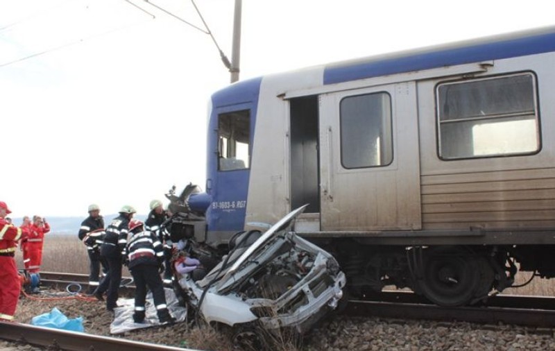Mașină lovită de tren în Satu Mare. O femeie este în stare gravă