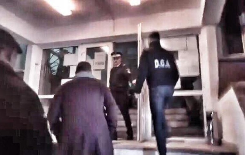 Radu Ștefan, șeful Serviciului Arme şi Muniţii din IPJ Caraş-Severin, a fost reţinut pentru 24 de ore. Implicat în dosar, prefectul și-a dat demisia!