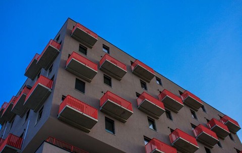 Apartamentele noi din București au ajuns la 2.549 euro/mp. Cât costă acum 50 mp și cum a scăzut oferta