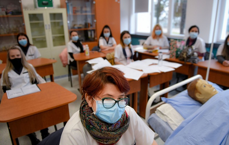 Semestrul 2 a fost început în scenariul roșu de 1.051 de unități de învățământ, anunță ministerul educației