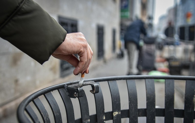 Fumatul în spațiile public poate fi interzis în Cluj, pe modelul din Milano. Noua regulă se va aplica în parcuri, locuri de joacă și stații de autobuz 