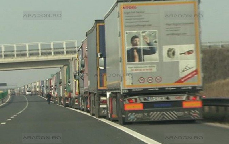 Blocaj de sute de TIR-uri la vama Nădlac II, pe autostradă. Coloana depășește 10 kilometri. Șoferii au claxonat în semn de protest