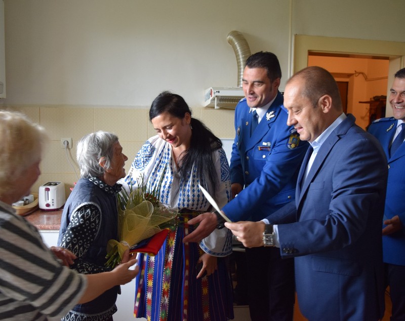 Două braşovence care au împlinit 100 de ani s-au trezit cu poliţia, pompierii şi jandarmii la uşă. Aceştia le-au adus flori şi un tricolor/ FOTO