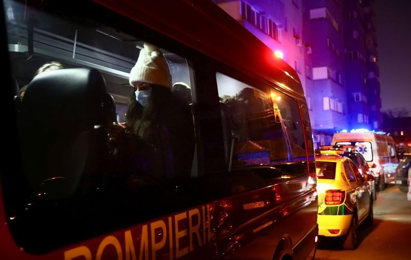 Zeci de persoane, evacuate dintr-un bloc din Caracal după ce a fost sesizat miros de gaze pe casa scării