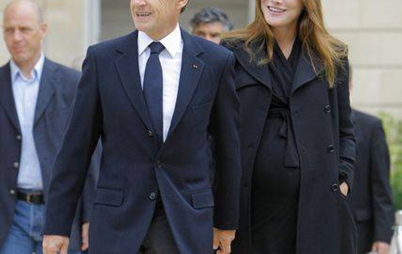 Presa franceză vorbeşte despre naşterea "iminentă" a bebeluşului Sarkozy