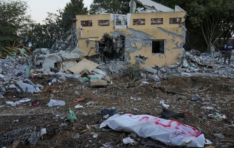 „După ore de luptă, m-am prefăcut că sunt mort”. Mărturia unui supraviețuitor al masacrului Hamas din kibbutzul Be'eri: soldații israelieni au stat și au așteptat întăriri