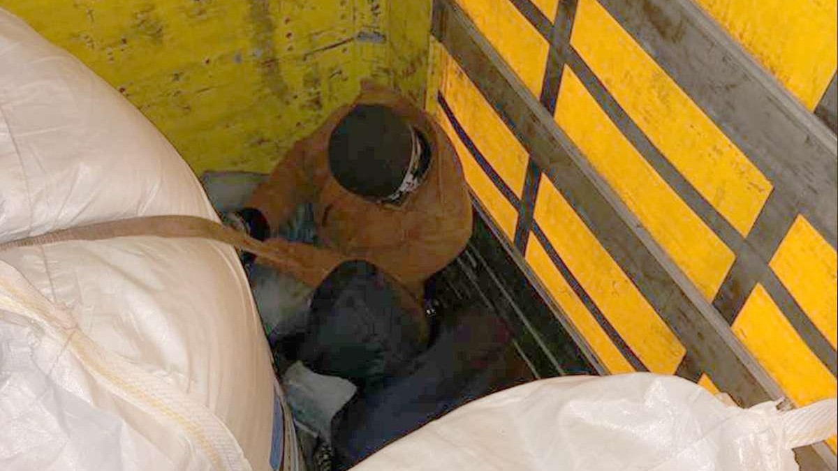 Un şofer susține că s-a trezit cu cinci vietnamezi ascunși în camionul său. Imigrații asiatici au fost depistați la vama cu ungurii, printre baxurile cu marfă
