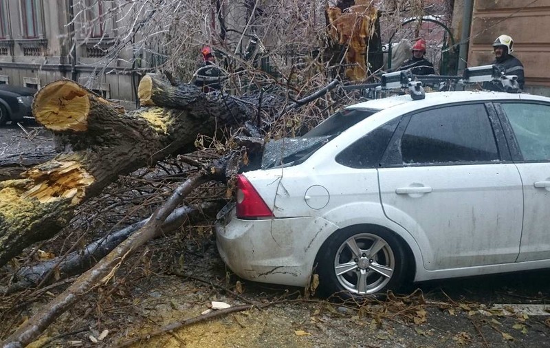 Proprietarii mașinilor din sectorul 2 avariate de copaci şi blocuri de gheaţă vor fi despăgubiți