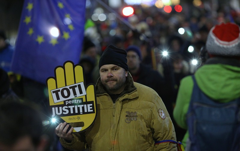 Apel al asociațiilor civice, către Iohannis, să medieze conflictul generat de legile justiției