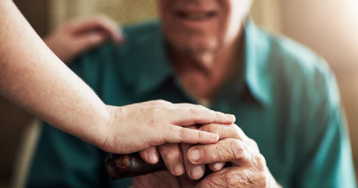O femeie are grijă de un pacient în vârstă care suferă de Alzheimer