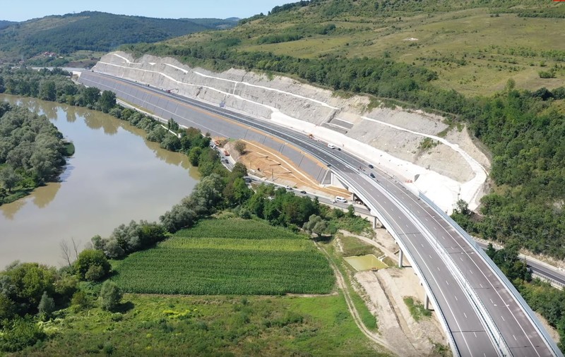 ”Performanță românească”: În 9 ani n-am reușit să terminăm o autostradă de 99 de kilometri. Drum blocat în licitații, crăpături, lilieci și morți